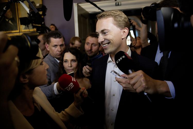 sejrherre. Morten Messerschmidt i aftes, da han fejrede sin sejr. Hans sejr kan placere DF mere centralt i dansk politik. 
