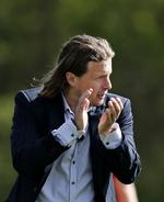 Nomade. Som spiller var 39-årige Bo Henriksen aktiv i Superligaen og den danske 1. division og England samt  mere eksotiske steder som Island og Maldiverne. Som træner har han haft fast grund under fødderne i Brønshøj siden 2007. 