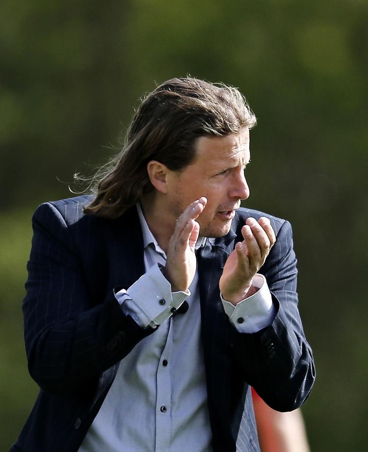 Nomade. Som spiller var 39-årige Bo Henriksen aktiv i Superligaen og den danske 1. division og England samt  mere eksotiske steder som Island og Maldiverne. Som træner har han haft fast grund under fødderne i Brønshøj siden 2007. 