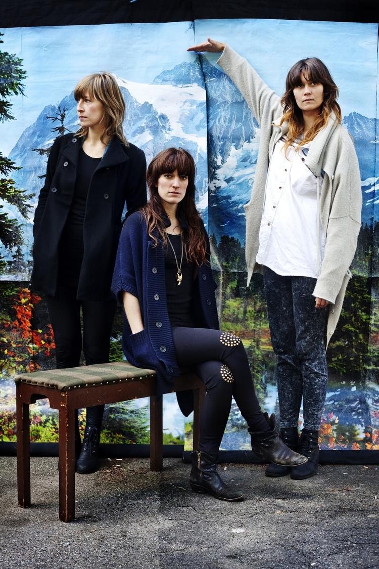 electropop. Danske Giana Factory består af Lisbet Fritze (i midten), Sofie Johanne (til venstre) og Louise Foo (til højre). Trentemøller har produceret deres andet album. 