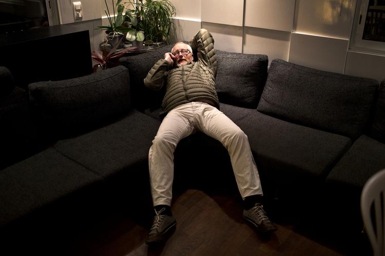 succesmodel. Den kontroversielle Aalbæk og geniet von Trier har skabt alt det, som Filminstituttet og Kulturministeriet bryster sig af, når dansk film markerer sig rundt om i verden, skriver Wallner og Weiss. På billedet tjekker Peter Aalbæk Jensen sin telefonsvarer i Cannes en sen aften i 2011. 