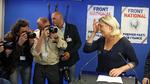 sejr. Franske Marine Le Pen poserer for fotograferne i sit partis hovedkvarter i Nanterre vest for Paris. Hendes parti Front National fik en regulær jordskredssejr i Frankrig. 
