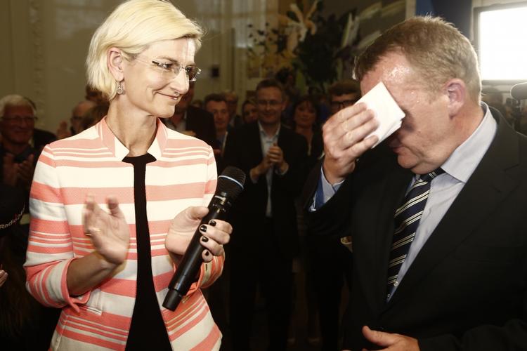 Nedtur. Lars Løkke Rasmussen og Venstre er hårdt ramt efter valgnedturen i går. Venstres formand får ikke stor opbakning fra baglandet dagen derpå. 