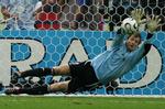 straffe. Tysklands Jens Lehmann redder det afgørende straffespark i kampen mod Argentina i 2006. 