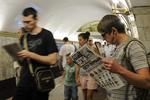 VALG. Metrorejsende i Kijev læser dagens aviser efter søndagens præsidentvalg i Ukraine. 