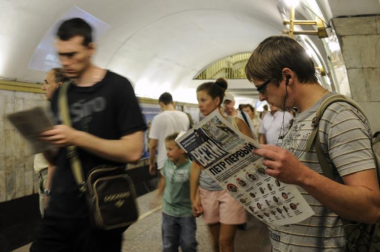 VALG. Metrorejsende i Kijev læser dagens aviser efter søndagens præsidentvalg i Ukraine. 