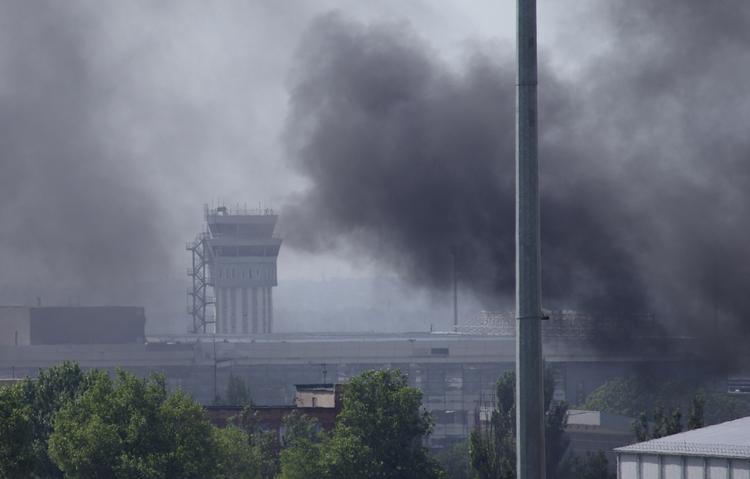 ILDKAMP. En tyk røgsky rejser sig fra lufthavnen i Donetsk, efter ukrainske militærhelikoptere har åbnet ild mod pro-russiske separatister, der i morges besatte lufthavnen. Separatisterne forsøger angiveligt at skyde militærhelikopterne ned. 