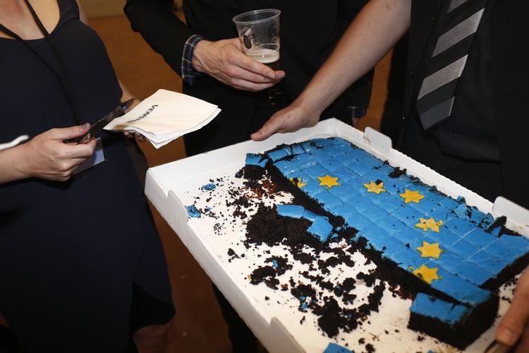 EFTERFEST. Det sidste stykke kage fra valgfesten er spist. Nu skal de 13 nyvalgte EU-parlamentarikere i arbejdstøjet. 
