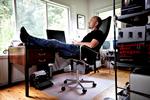 Arbejdsro. Peter Øvig Knudsen har fået det treårige arbejdslegat, 855.000 kroner, hvilket har vakt voldsom debat, da forfatterens bøger sælger særdeles godt. 