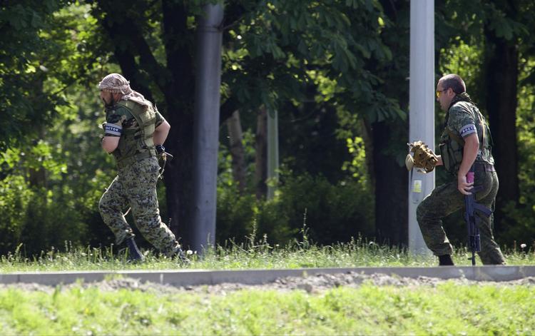 kampe. Prosussiske separatister i et skovområde nær lufthavnen i Donetsk-regionen. De seneste dage har der været kampe omkring lufthavnen, som separatisterne har besat. 