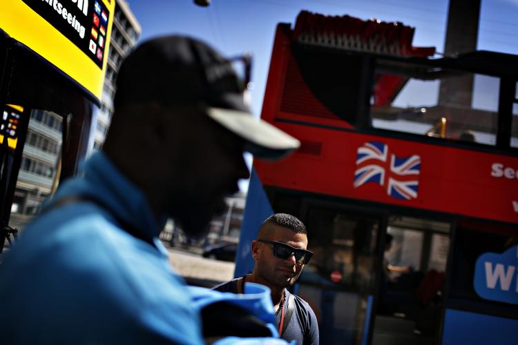 Kamp. Der opstår slåskampe og tumult i nogle situationer, når sightseeing-busser vil kapre turister ved Vesterbrogade i København. Personerne på billedet har ikke noget med sagen at gøre. 