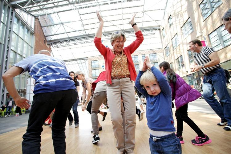 Bevægelse. Professionelle dansere skal formidle dans til ikke-professionelle i projektet 'Ta' fat om dansen!', som ventes at involvere 40 kommuner landet over. 