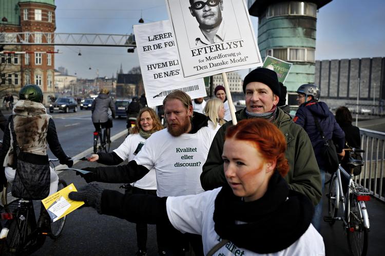 Lærernes konflikt i 2013 nager stadig. Den endte med, at regeringen trods store protester med et lovforslag fra daværende beskæftigelsesminister Mette Frederiksen (S) stoppede konflikten og ved lov ændrede arbejdstidsreglerne for lærerne 