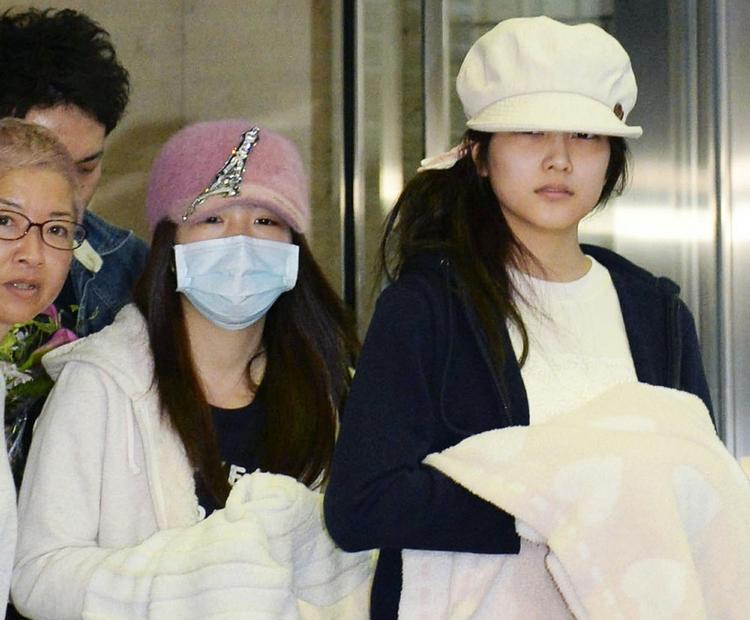 overfaldet. To medlemmer af den meget populære japanske popgruppe AKB48, 19-årige Rina Kawaei og 18-årige Anna Iriyama, forlader hospitalet i går mandag, efter de var blevet overfaldet af en mand med en sav. 