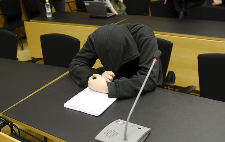 Massakre. Mens den kvindelige medsammensvorne rettede et 'heil' mod dommere og pressen, var den tiltalte mand mere forsagt. 