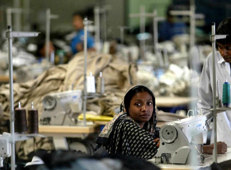 lavtlønnet. Tekstilindustrien i Bangladesh er en af dem, som kører med meget lave lønninger. 