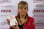 pose. Kate Atkinson poserer med den engelske udgave af sin bog 'Life After Life' ved en prisuddeling i London. 