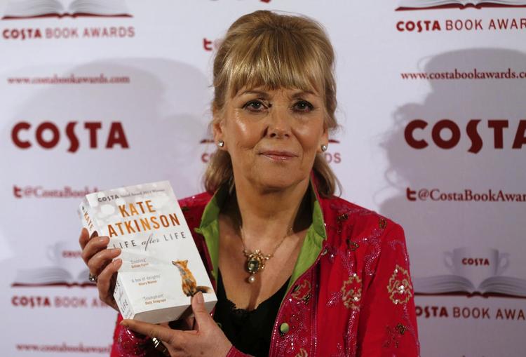 pose. Kate Atkinson poserer med den engelske udgave af sin bog 'Life After Life' ved en prisuddeling i London. 