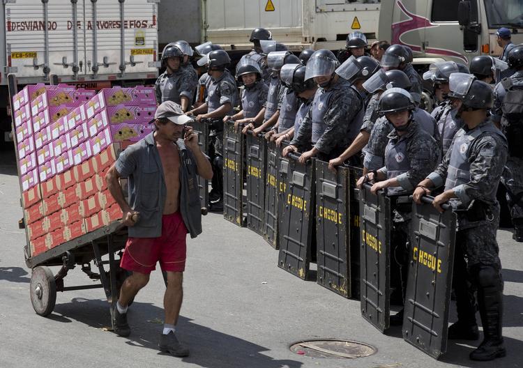 fødevarer. Der er massive protester over den sociale ulighed i Brasilien. Også det største fødevaremarked i Latinamerika, som ligger i Sao Paulo i Brasilien har for nylig været ramt af sammenstød og demonstrationer. 