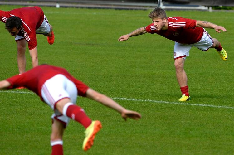 balance. Lasse Schöne (th.), der her ses træne med landsholdet, vil gerne spille endnu mere – og med den seneste succes kan det meget vel ske. 