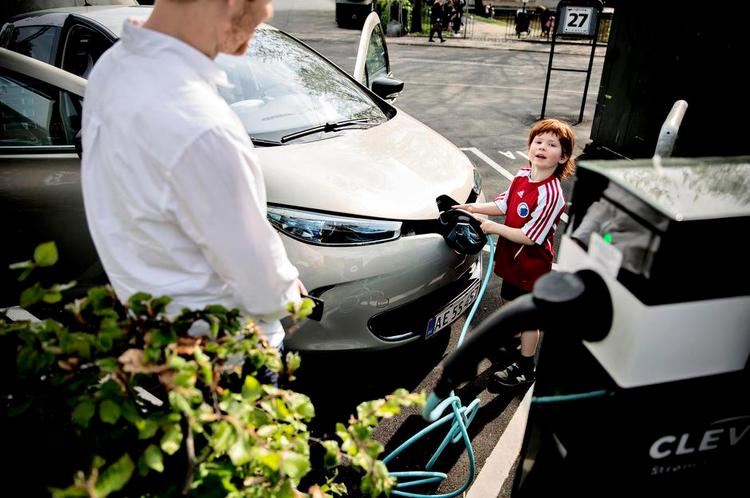opladning. Et barn på fem år kan sagtens finde ud af at oplade en Renault Zoe, demonstrerer Anders Sloths søn Gilbert, som var meget begejstret for at køre i elbilen. 