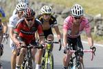 Duel.  Den førende Uran (th) har en margin på 1,03 minut til Cadel Evans (tv). 