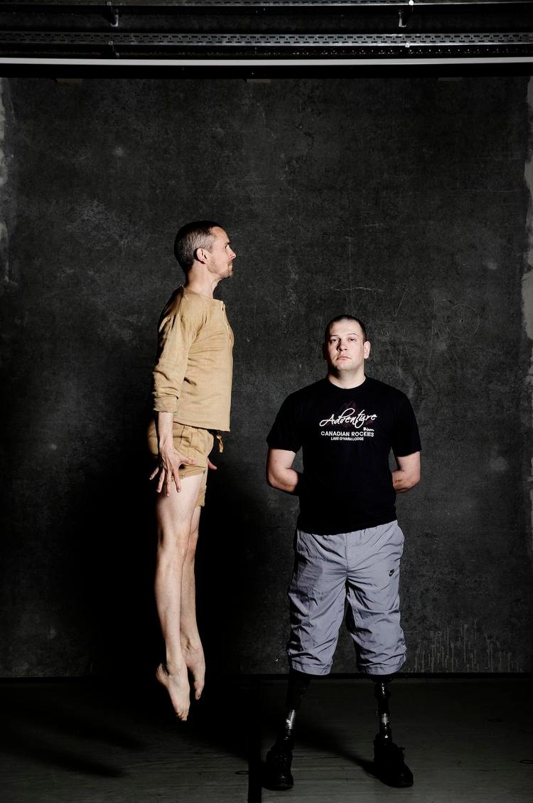 NÆRKAMP. Når den perfekte balletkrop går i clinch med den krigs skadede krop, bliver det både en kritisk duel og en bevægende duet. 