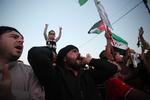 Syriske oprørere i Amman råber slagsange i protest mod Assad, mens de fejrer den jordanske regerings beslutning om, at udvise den syriske ambassadør Bahjat Suleiman fra Jordan. 