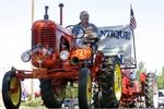 Fred Clayton holder sit otte måneder gamle oldebarn, mens de kører på en antik traktor under fejringen af Memorial Day i Toms River, New Jersey. 