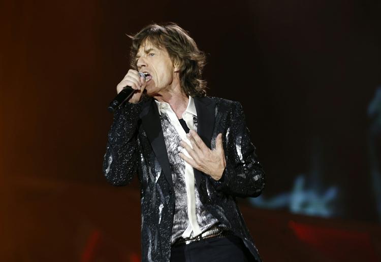 Frontfigur i Rolling Stones, Mick Jagger, optræder i den norske by Baerum syd for Oslo. Rolling Stones er på verdensturne og lægger vejen forbi Danmark til dette års Roskilde Festival. 