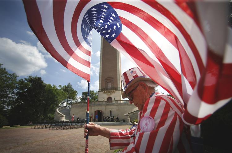 En brise får fat i Tommy Sammons flag, mens han venter på, at et militærband skal give koncert i byen Richmond, Virginia. Bandet skal give koncert for at mindes de amerikanere, der døde under Første Verdenskrig. 