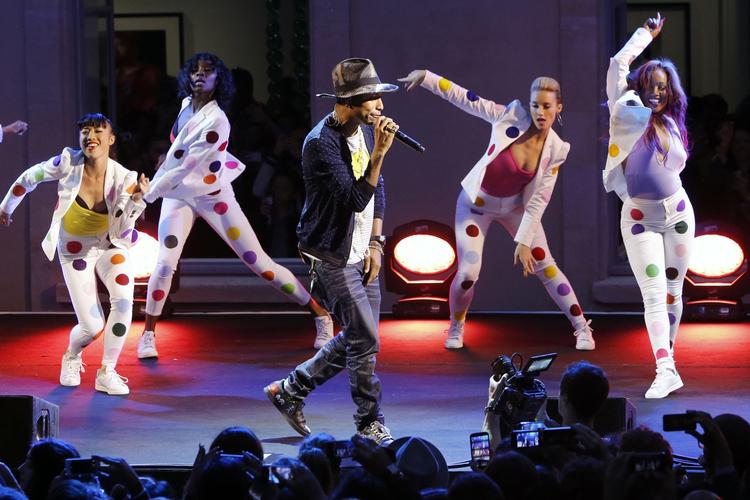 Den amerikanske sanger Pharell Williams gav en privat koncert i galleriet Perrotin i Paris. Galleriet har en udstilling under navnet ’Girl’, som Pharell agerede kurator for. 