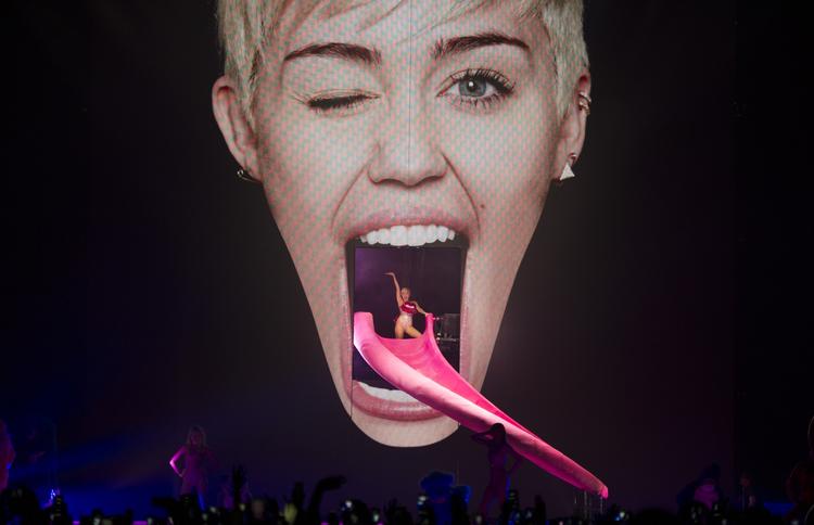 Den amerikanske sangerinde Miley Cyrus optræder i den tyske by Cologne. 