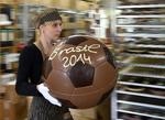 Frem mod verdensmesterskabet I fodbold I Brasilien er der fuldt tryk på produktionen af chokoladefodbolde i den tyske by Hornow. 