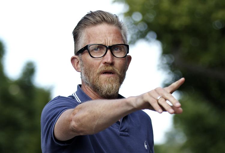 SIGTELSE. Den tidligere cykelrytter mistænkes af politiet for at have krænket et barn på under 12 år seksuelt, afslører han på et pressemøde. 