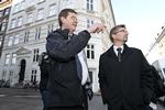 KRIMINALITET. Københavnerne er blevet mindre ængstelige for kriminalitet, viser hovedstadens nye Tryghedsindeks. Det glæder overborgmester Frank Jensen, der her ses med den tidligere politidirektør Johan Reimann under et besøg på Jægersborggade på Nørrebro. 