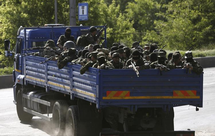 KAMPE. Russermilits fotograferet under skyderierne ved lufthavnen i Donetsk. 