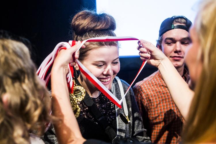 medaljeregn. Fem skoleklasser blev hyldet for deres aviser og websites. I samarbejde med Red Barnet har Politiken etableret aviskonkurrencen, der i år havde temaet 'Kaos i familien'. 