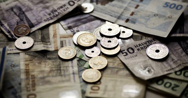 Kontanter. Ikke alle steder kan du betale med dine kreditkort, når du er ude og rejse. Der kan det være en god idé at medbringe kontanter. 
