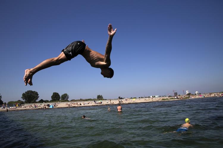 SOL. Sommer og strand, det er, hvad danskere med en tidlig sommerferie i juni kan glæde sig til, ifølge DMI. (arkivfoto) 