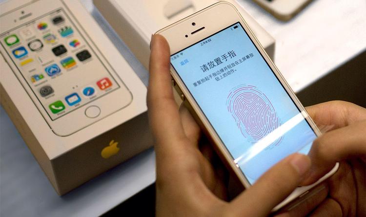 HACKET. Til trods for forskellige sikkerhedsforanstaltninger er det alligevel lykkedes en hacker at låse en række iPhones og iPads udefra. (Foto: AP Photo/Andy Wong) 