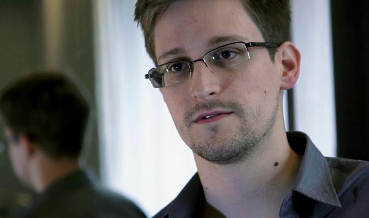 Lækage-bagmand. Whistlebloweren Edward Snowden har fra sit asyl i Moskva givet et interview til den amerikanske tv-station NBC, hvor han foræller, at han arbejdede undercover i udlandet for NSA og CIA. 