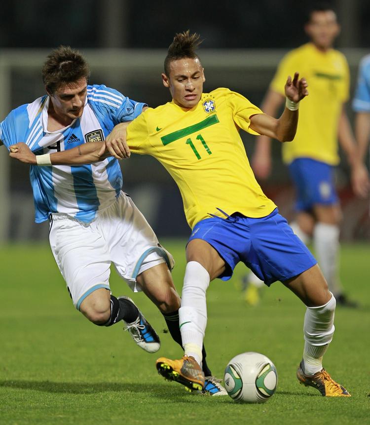 Verdensmester? Neymar (th) og Brasilien er storfavoritter til at vinde titlen på hjemmebane. 