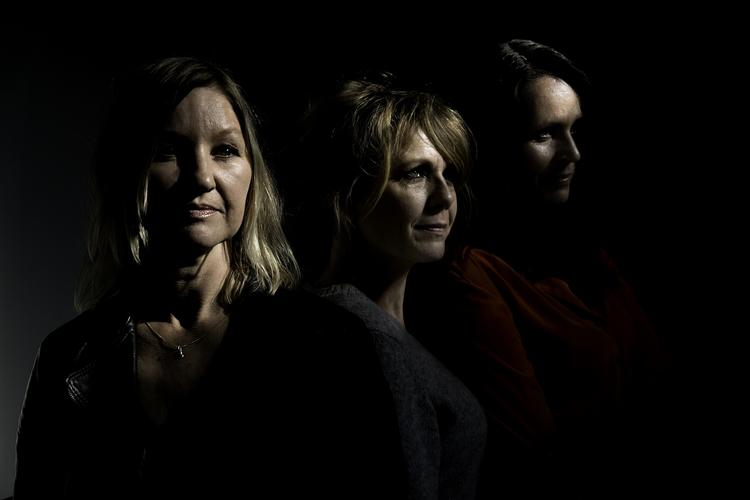 Fermt. Digteren Naja Marie Aidt, dramatikeren Line Knutzon og digteren Mette Moestrup har lavet kæmpebogen 'Frit flet' sammen. Freud mente, at kvinder flettede, hæklede og strikkede for at skjule, at de ikke havde en penis. 