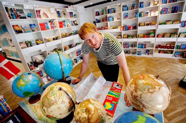 Globetrotter. Andreas Kraul besøger jævnligt Nordisk Korthandel forud for rejser privat eller via jobbet. Han har også ’varmet op’ til VM i Brasilien ved at købe flere bøger om landet. 