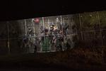 Stormløb. Desperate flygtninge forsøger tidligt i morges at kravle over hegnet til den spanske enklave Melilla. 