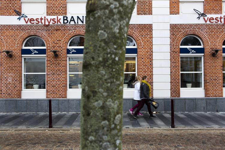 INTERESSE. Pludselig er aktierne i den ellers kriseramte bank Vestjysk Bank blevet et tilløbsstykke. Der er på tre dage handlet lige så meget som i de foregående 50 dage tilsammen. (arkivfoto) 