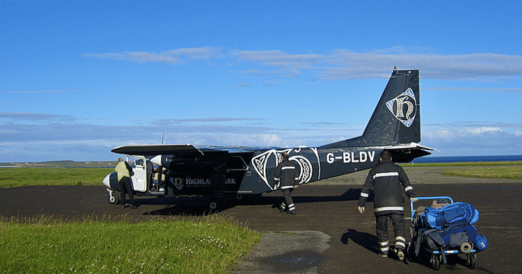 Lynflyvning. Lufthavnen Papa Westray Airport er bedst kendt for at være en af de to lufthavne, der står for verdens korteste flyrute. 