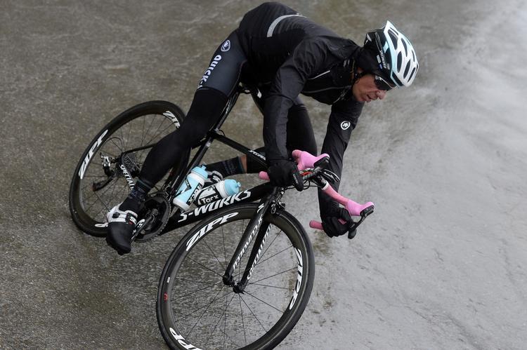 Enekørsel. Rigoberto Uran på gårsdagens etape, hvor han stak af fra alle andre ryttere, der i sne og glat føre havde indstillet alle angreb. 