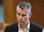 Konflikt. Erhvervs- og Vækstminister Henrik Sass Larsen blander sig i lukningen af et slagteri på Bornholm. 